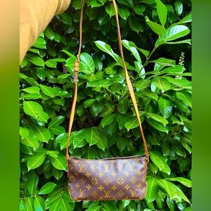 9.5/10 LV Louis Vuitton crossbody